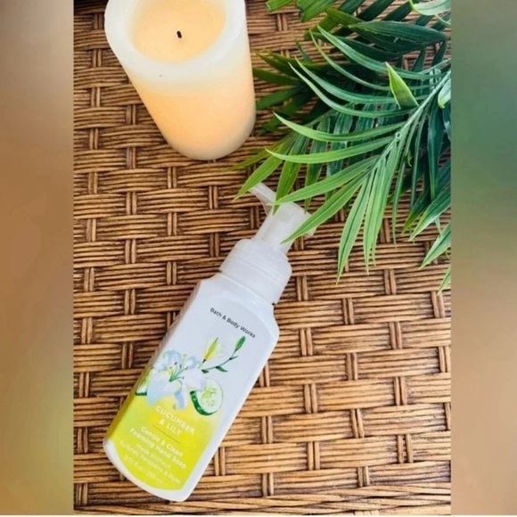 Bath and Body Works Cucumber
NWT
NWT)
& LiLy
Foaming Hand Soap - Picture 1 of 1